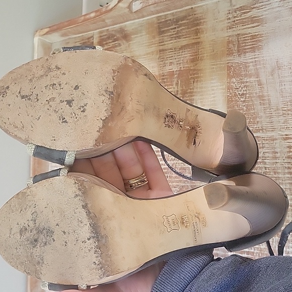 Tory Burch Black and Gold Heels with Elegant T-Strap‎ Size 7 - Picture 13 of 16